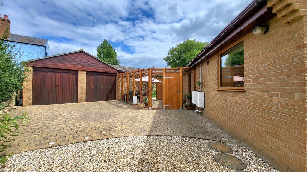 Property photo 2 of 25