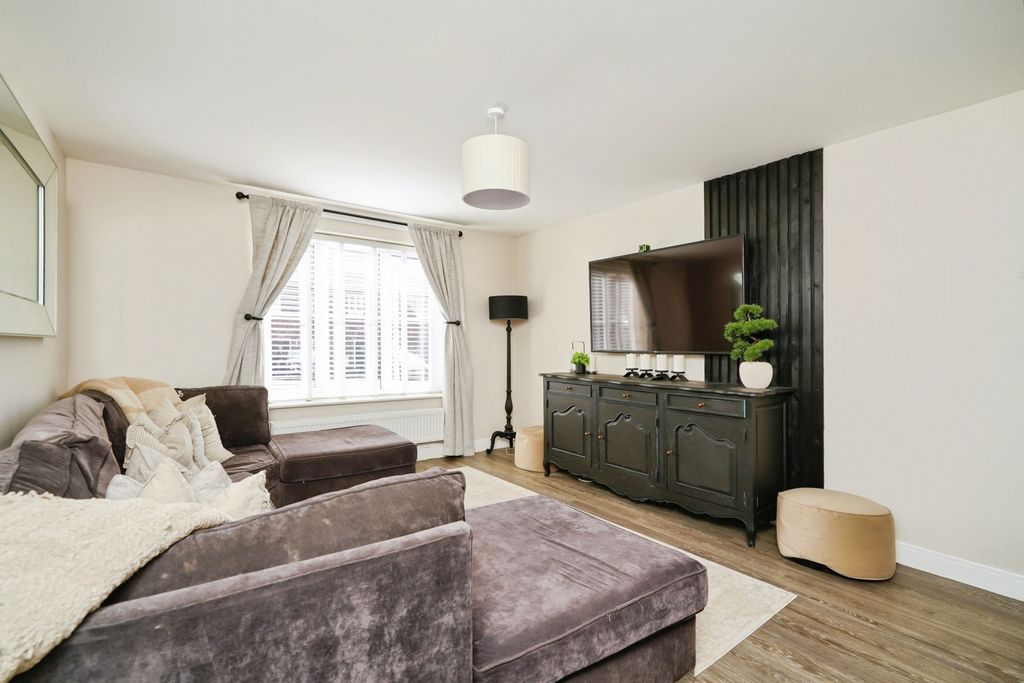 Property photo 3 of 16 Pbox-Img.Jpg