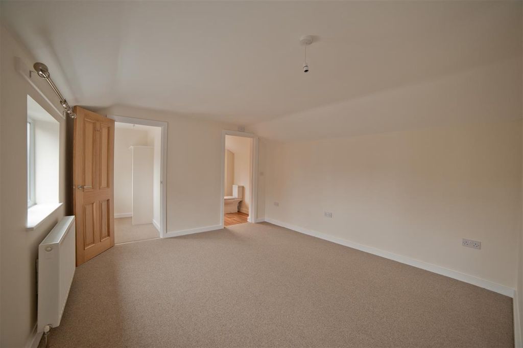 Property photo 3 of 9 Bedroom