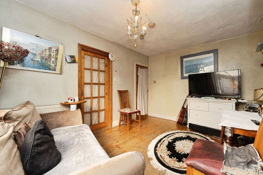 Property photo 2 of 20