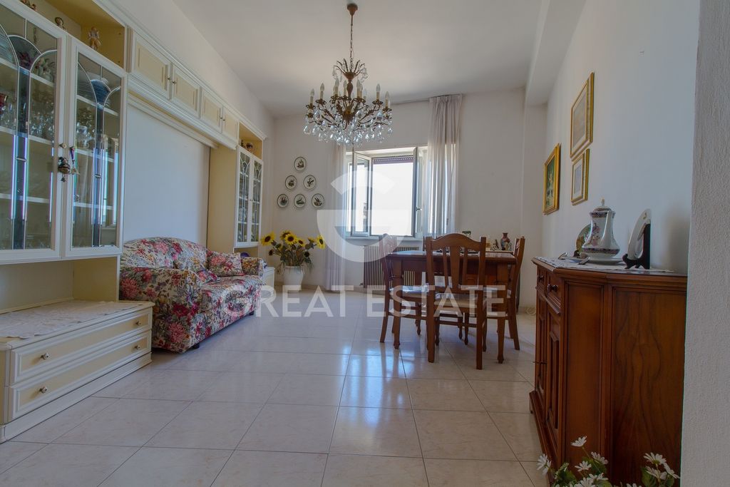 Property photo 3 of 11 Interiors