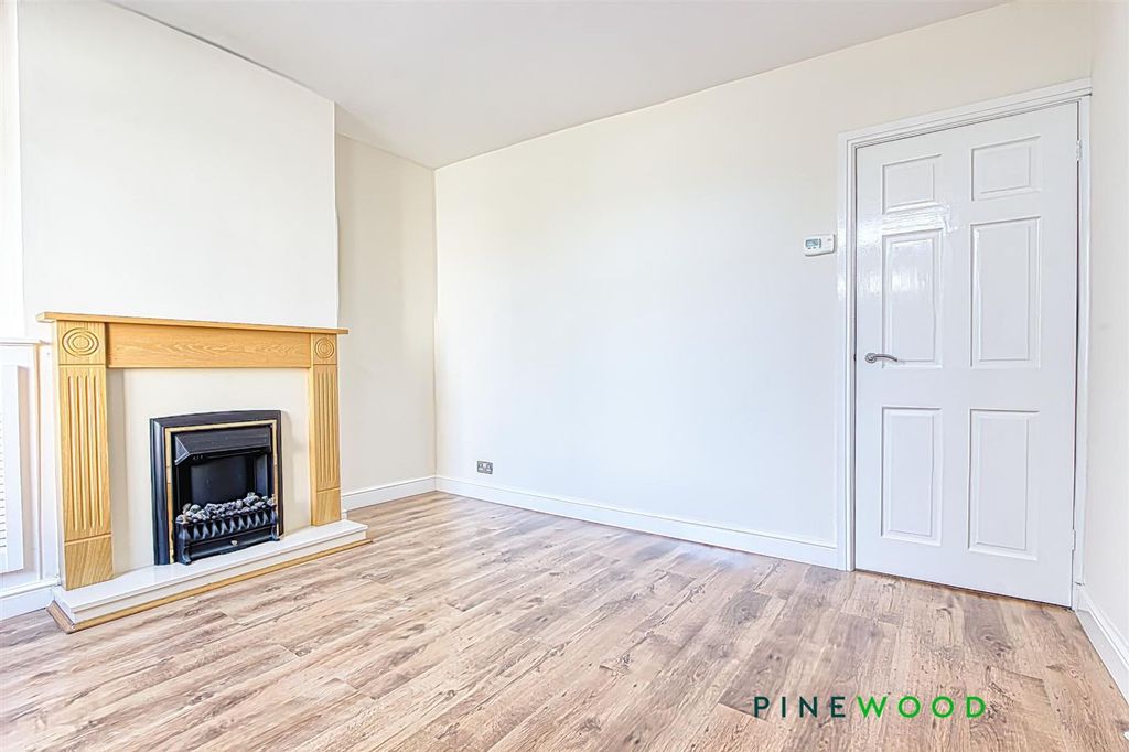 Property photo 3 of 12 Lounge