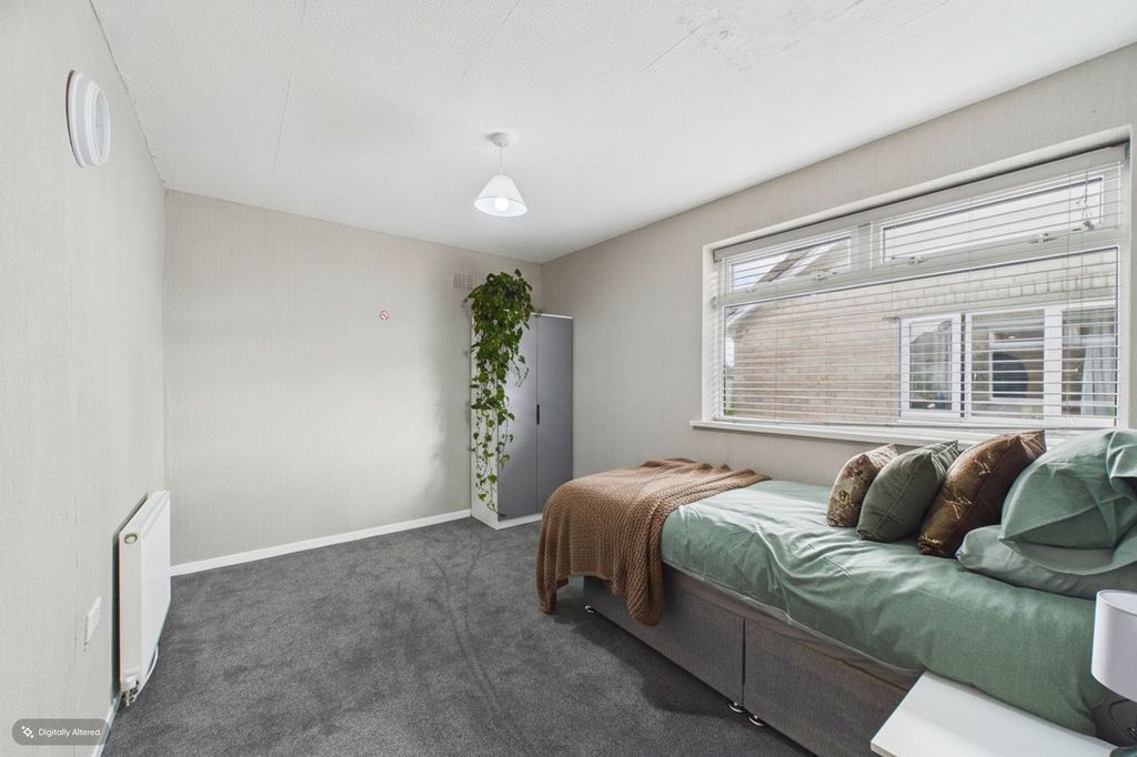 Property photo 1 of 7 Room 2 With Ensuite