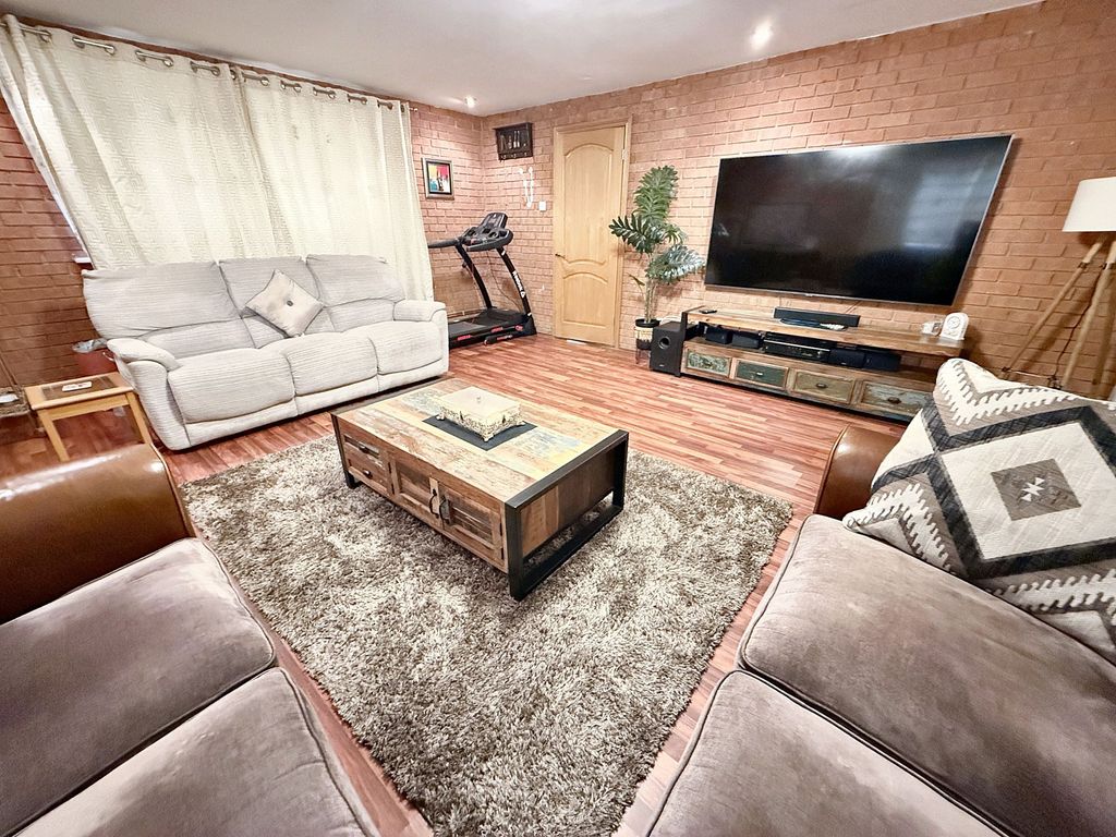 Property photo 3 of 32