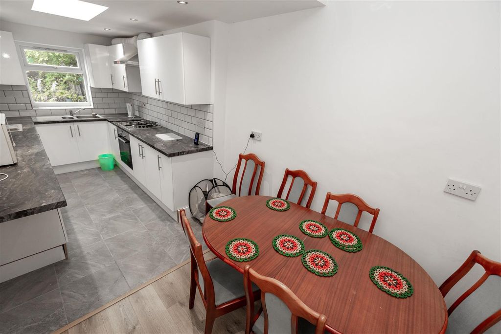 Property photo 2 of 10 Kitchen