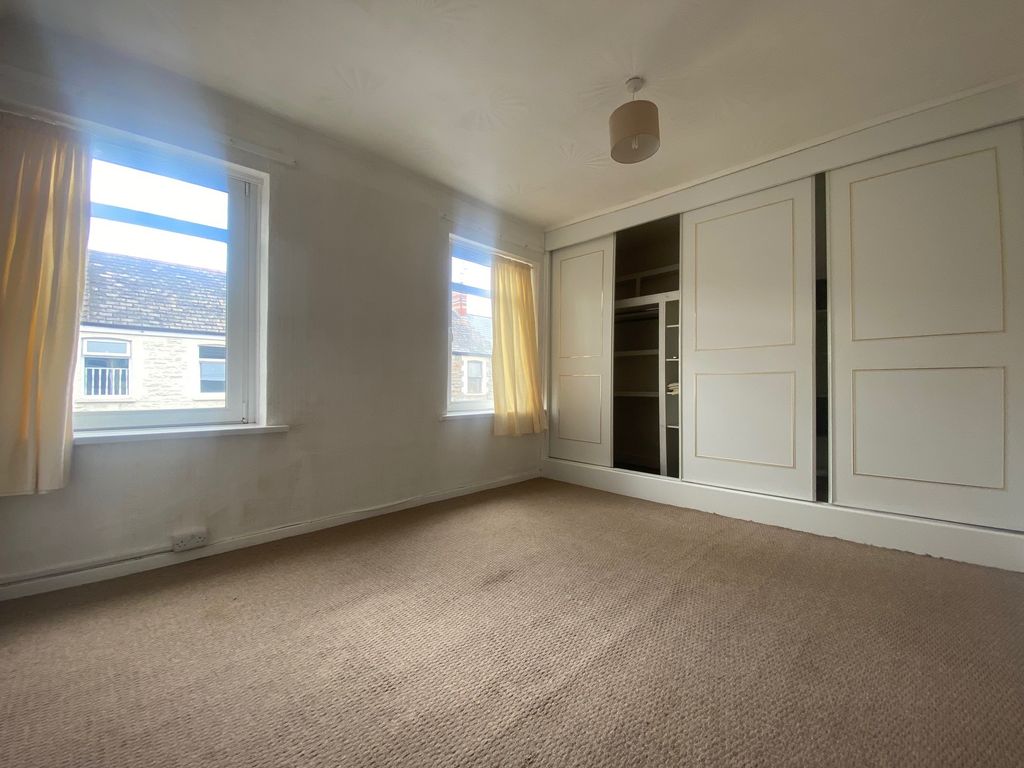 Property photo 3 of 18 Bed 1