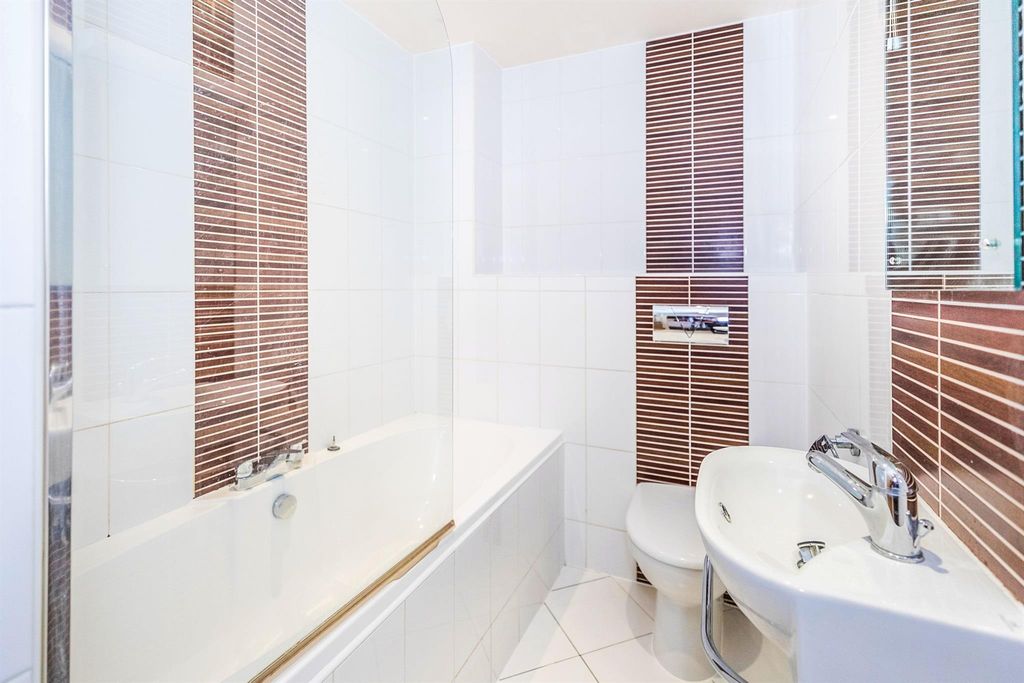 Property photo 3 of 7 Bathroom