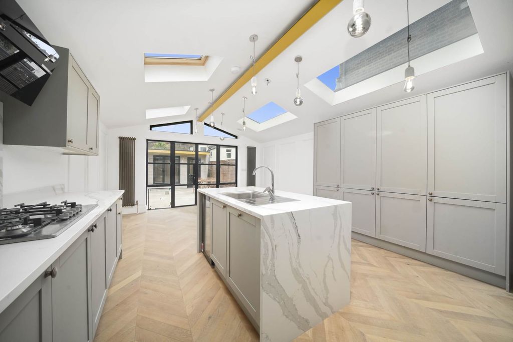 Property photo 3 of 36