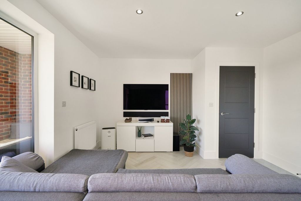 Additional image 7 of 2 bed flat for saleLynne Close, Flat 6, South Croydon CR2
