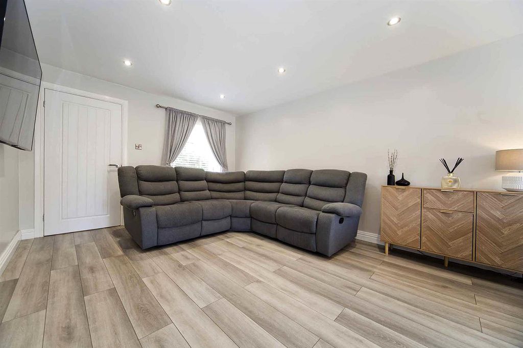 Property photo 2 of 35