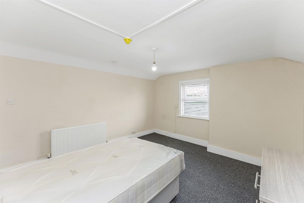 Property photo 2 of 12 425 High Road-5.Jpg