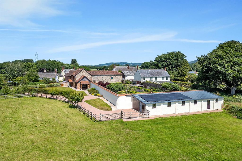 Property photo 2 of 23 Outbuilding And Paddock