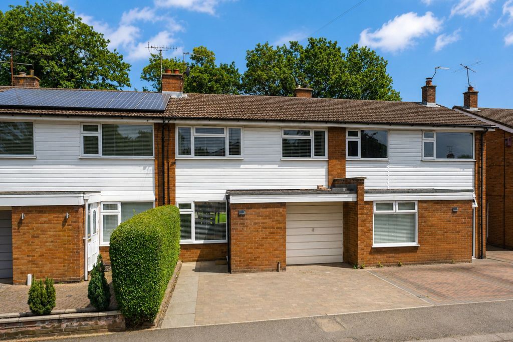 Property photo 1 of 19 Wood End, Three Bedroom Family Home