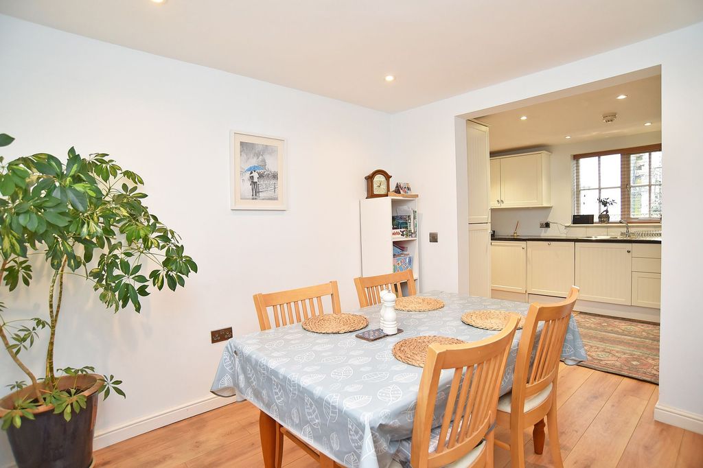 Property photo 3 of 28