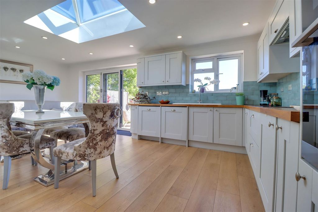 Property photo 2 of 17 18 Lilac Avenue.Jpg