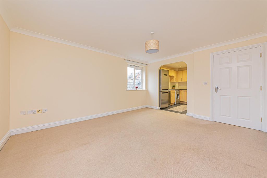 Property photo 3 of 15 3 St Francis Close (8).Jpg