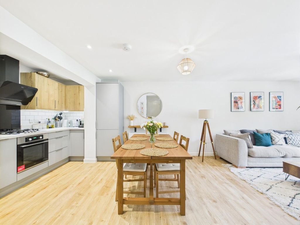 Property photo 3 of 19 Cam01530G0-Pr0282-Still028.Jpg