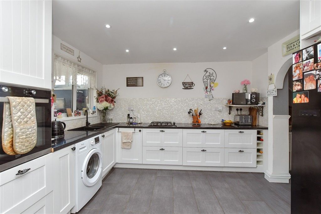 Property photo 3 of 11 Kitchen