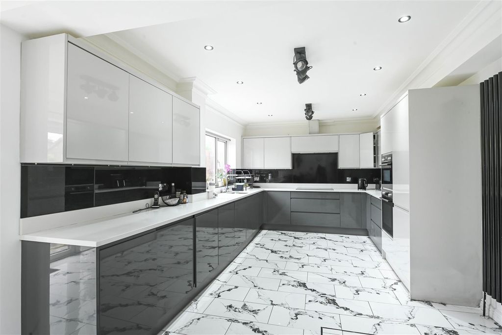 Property photo 2 of 13 Netherfield-Road-09.Jpg