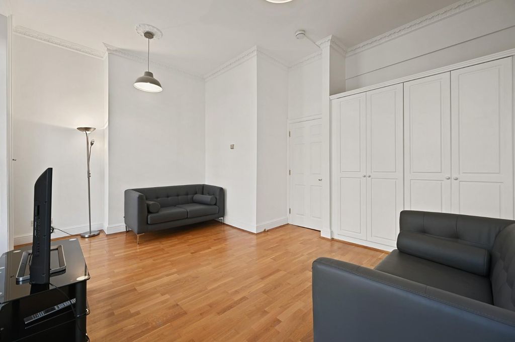 Property photo 3 of 8 Rctec- Flat 3, 39 York Street- Reception 6 (1).Jpg