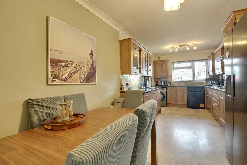 Property photo 3 of 14 40474422-584C-4Bc1-A1Af-3D1836F8D812_1_201_A.Jpeg