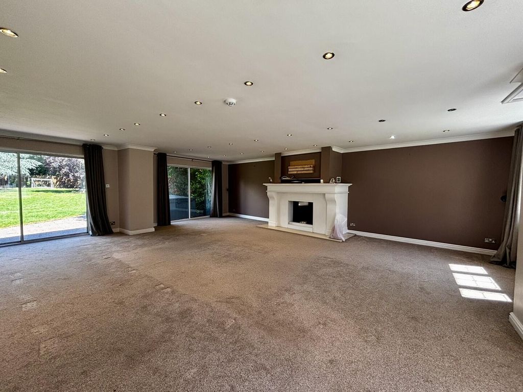 Property photo 2 of 27 Living Room