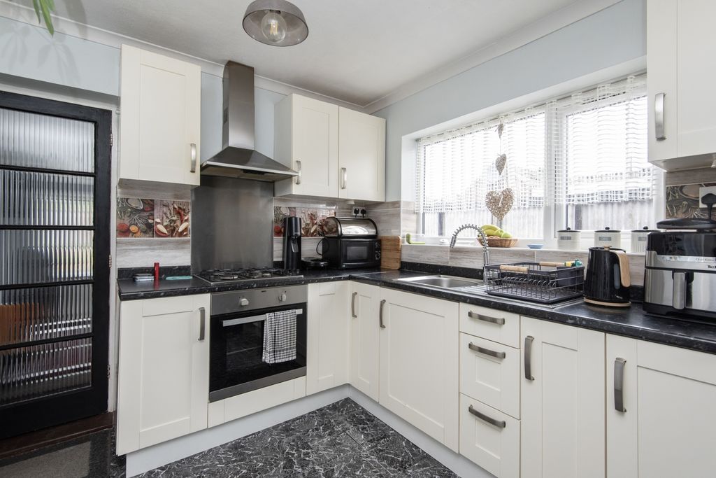 Property photo 3 of 16 Kitchen