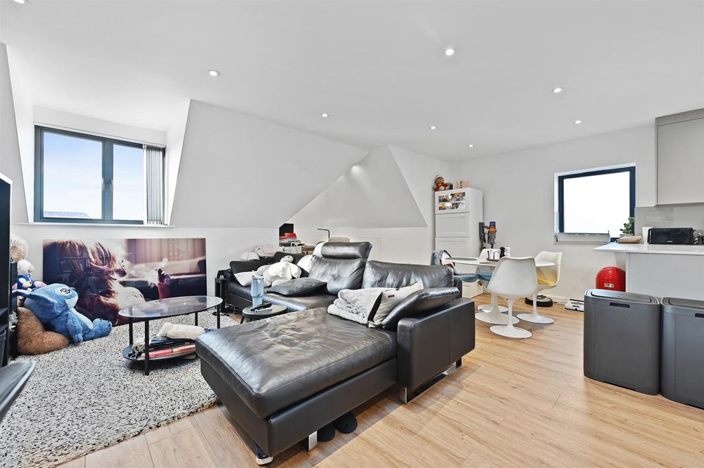 Property photo 3 of 9 Cwr - Flat 7, 18 Loop Lane - 15 (1).Jpg