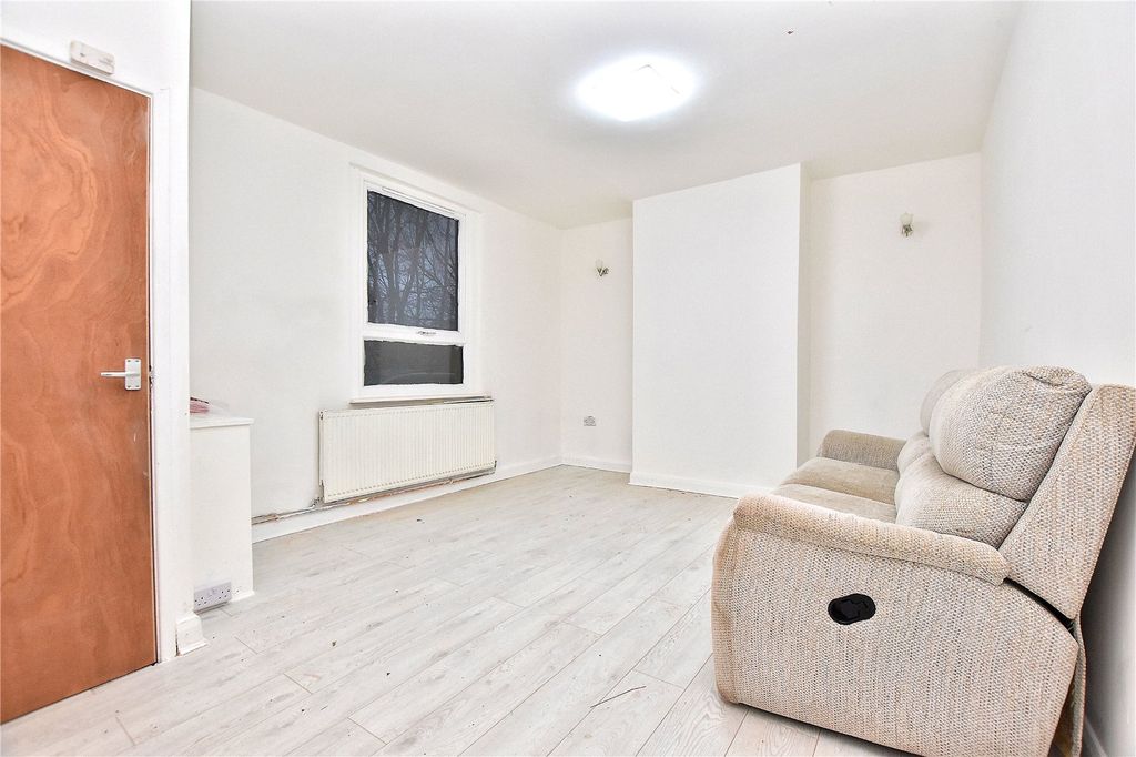 Property photo 3 of 14 Lounge