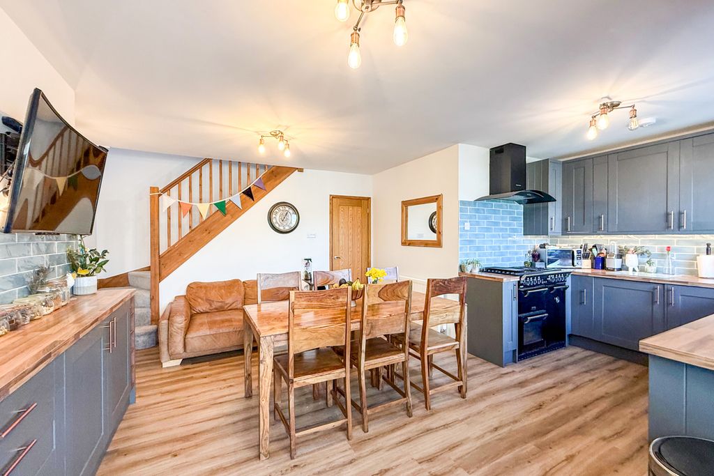 Property photo 3 of 33