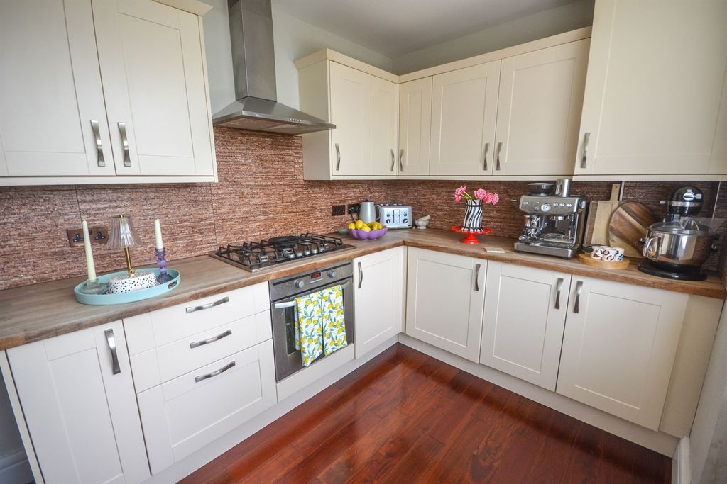 Property photo 3 of 20 Kitchen
