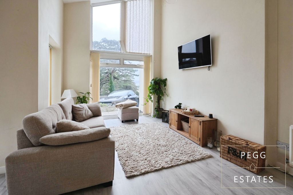 Property photo 3 of 27