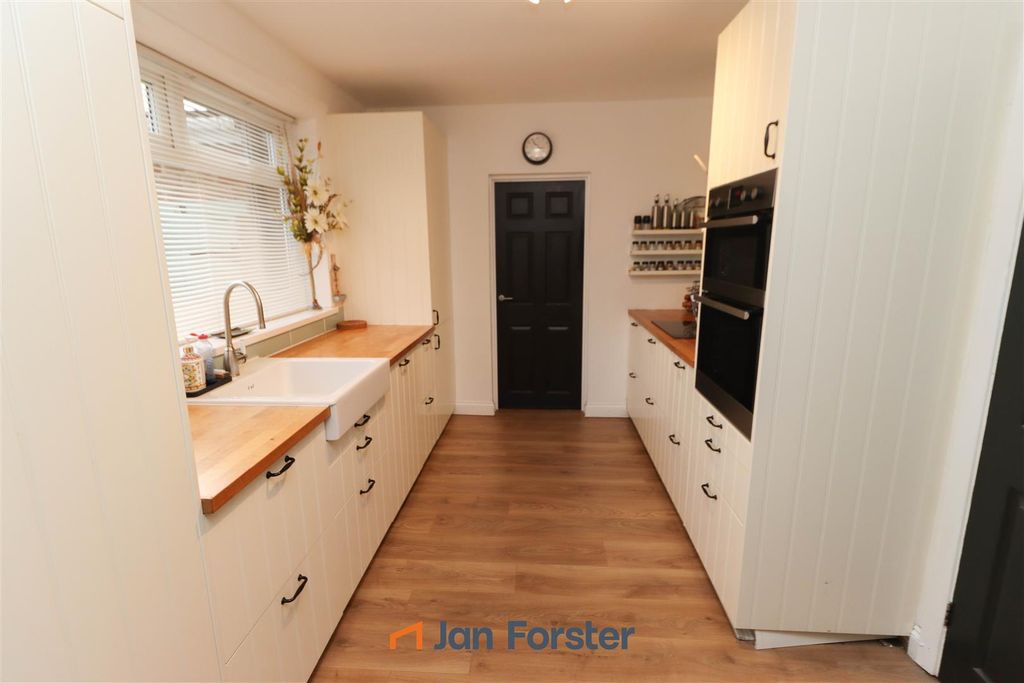 Property photo 3 of 17 Kitchen