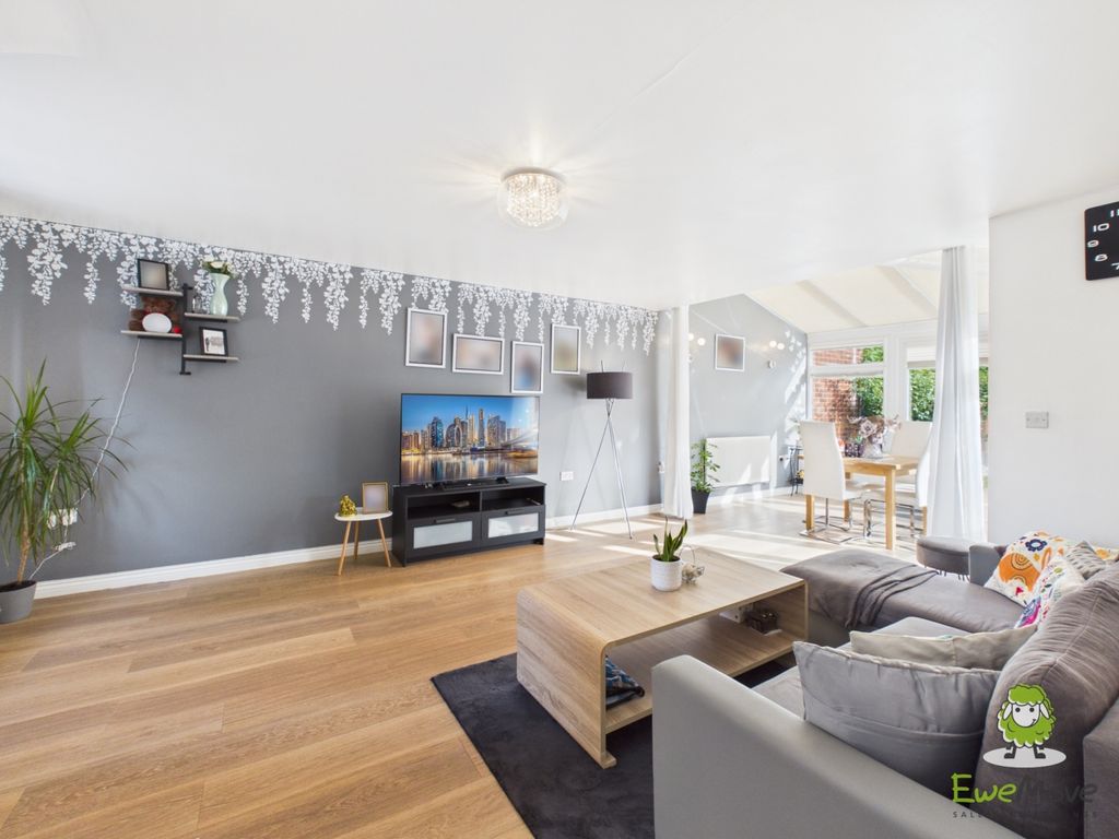 Property photo 3 of 31 Ewemove Estate Agents Basingstoke - 3 Edmund Court