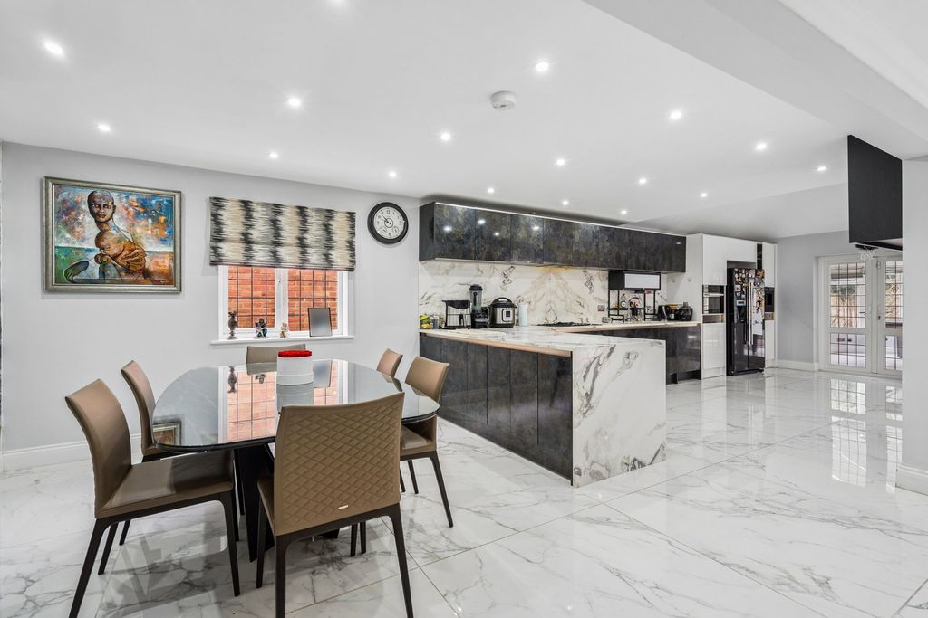 Property photo 3 of 21