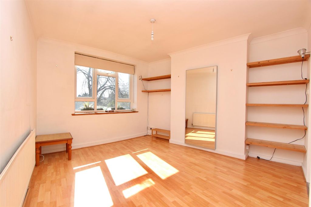 Property photo 2 of 12 Crawshay House, N16