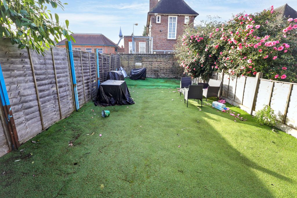 Property photo 2 of 9 Flat A, 15A Elsden Road, Tottenham, London, N17 6Ry