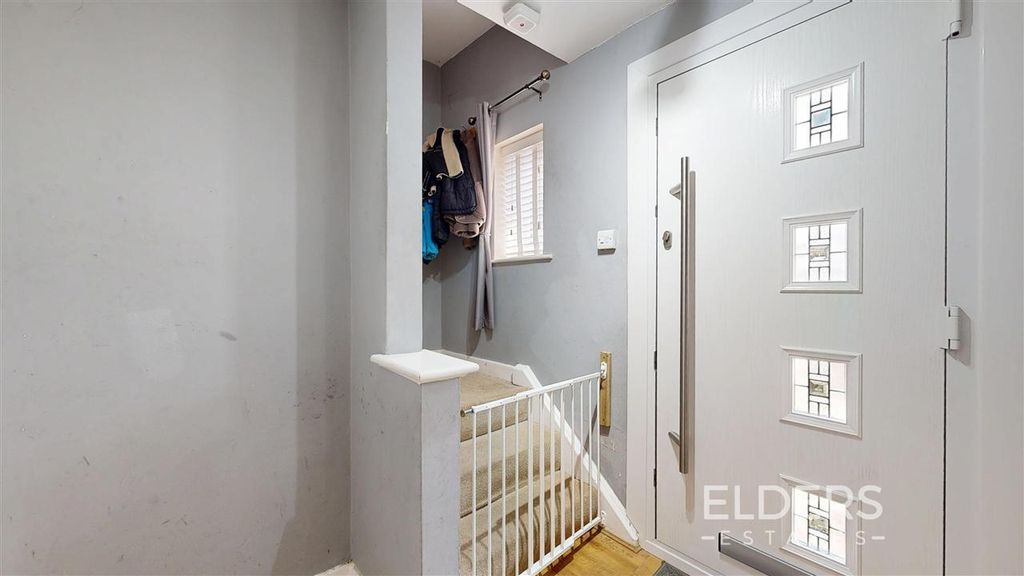 Property photo 3 of 14 Entrance Hall