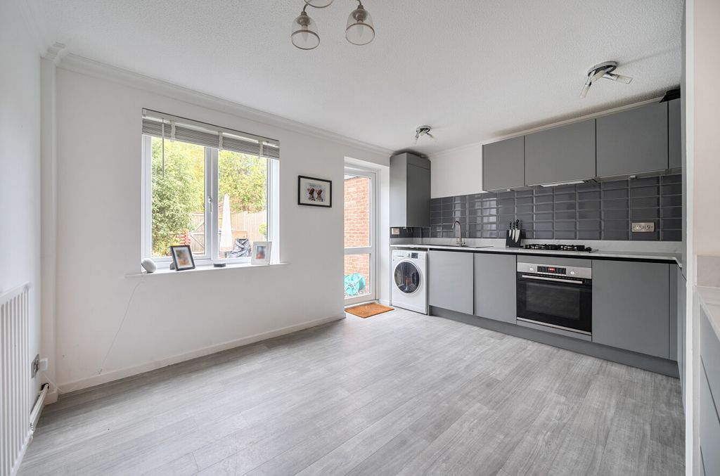 Property photo 3 of 11 1374551-11-6908Cb...