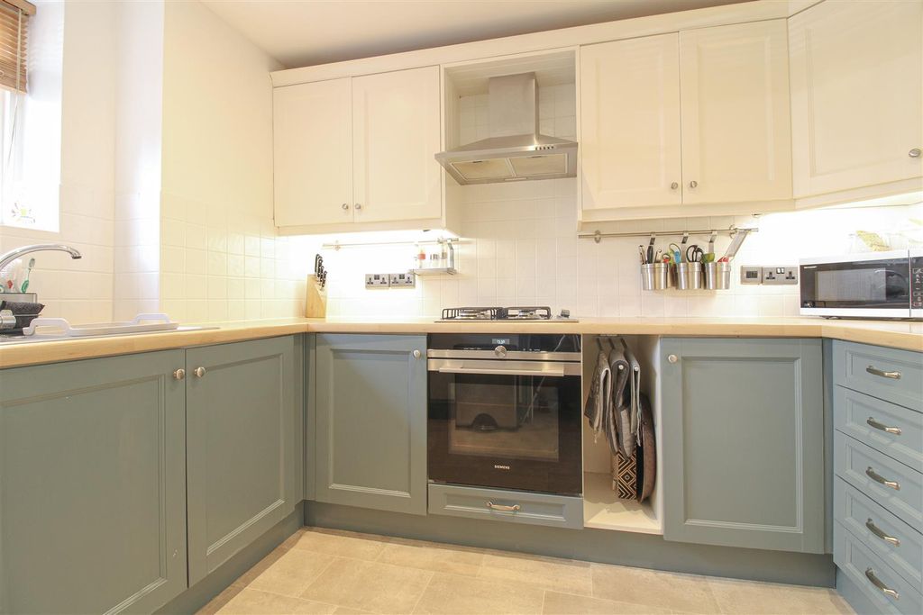 Property photo 3 of 8 Kitchen
