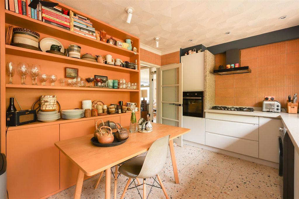 Property photo 3 of 25 Kitchen