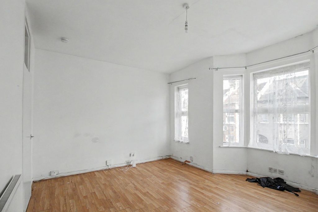 Property photo 2 of 8 First Floor Flat, 32 Bingley Road, London E16 3Jr