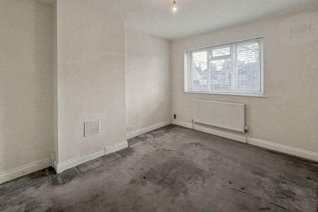 Property photo 2 of 15 375 Downham Way, Bromley, Kent, Br1 5Ew