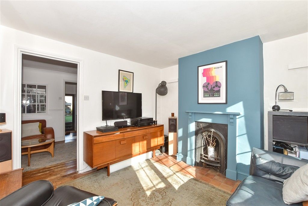 Property photo 3 of 19 Lounge