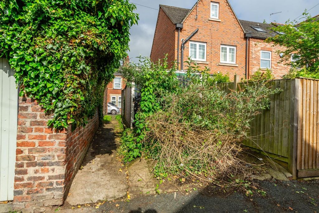 Property photo 2 of 4 Knavesmirecrescent (18 Of 21).Jpg