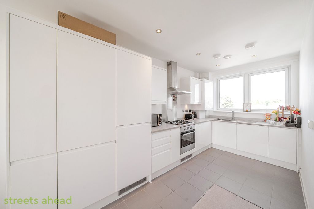 Property photo 2 of 19 Ff0023Ae-0F74-421...