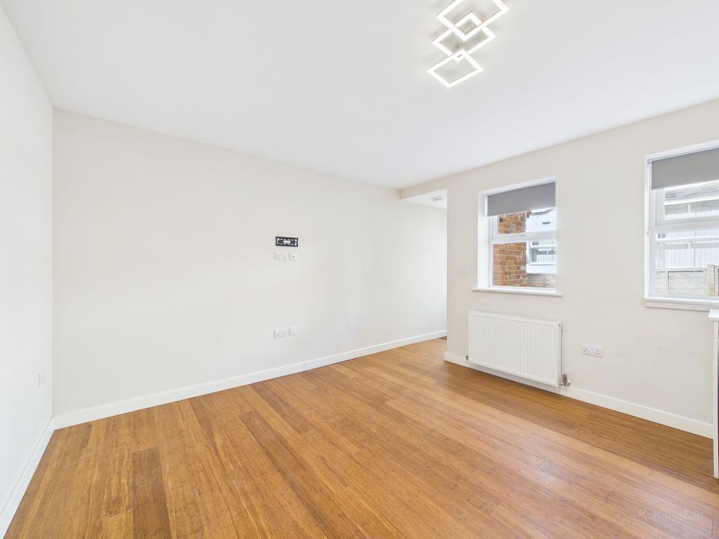 Property photo 3 of 9 Cam01920G0-Pr0068-Still005