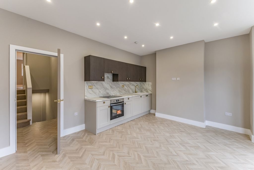 Property photo 3 of 13 110108_3B Ostade ...