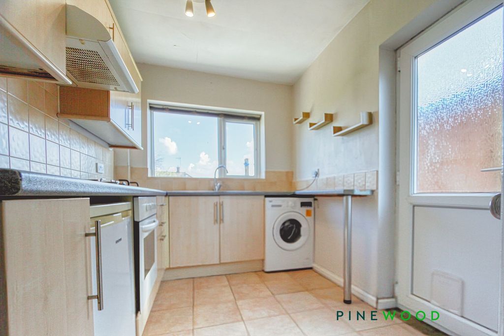 Property photo 3 of 16 Kitchen