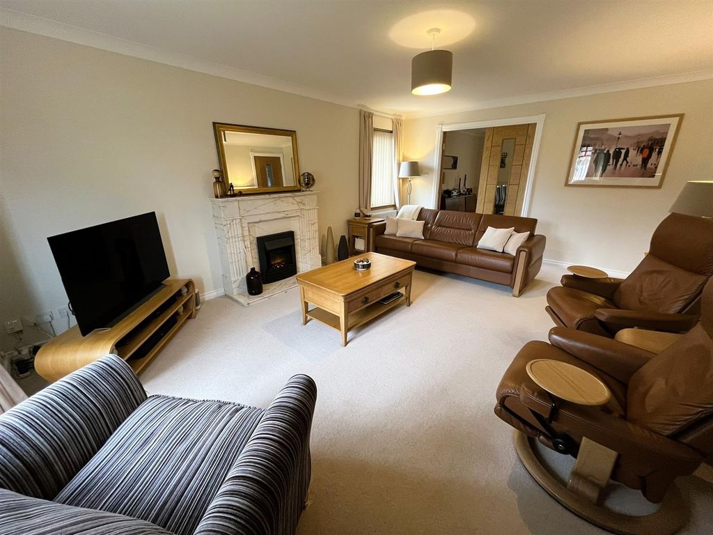 Property photo 3 of 29 Lounge